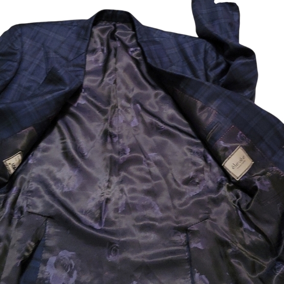 Exclusive suit tailored for Thunder player Mike Muscala - Picture 7 of 7